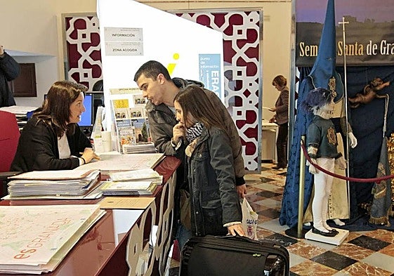 Turistas piden información en la oficina, en una imagen de archivo.