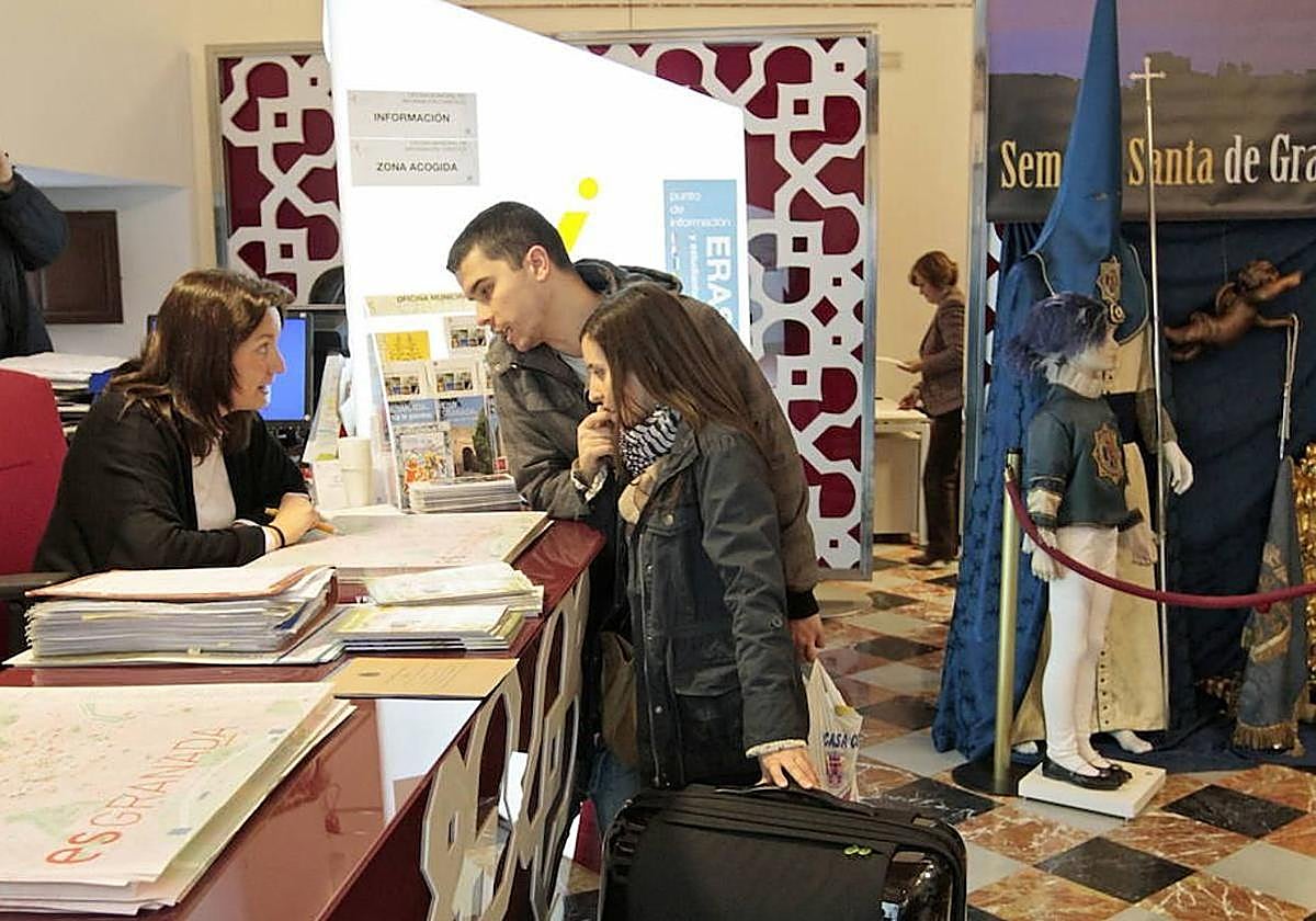 Turistas piden información en la oficina, en una imagen de archivo.
