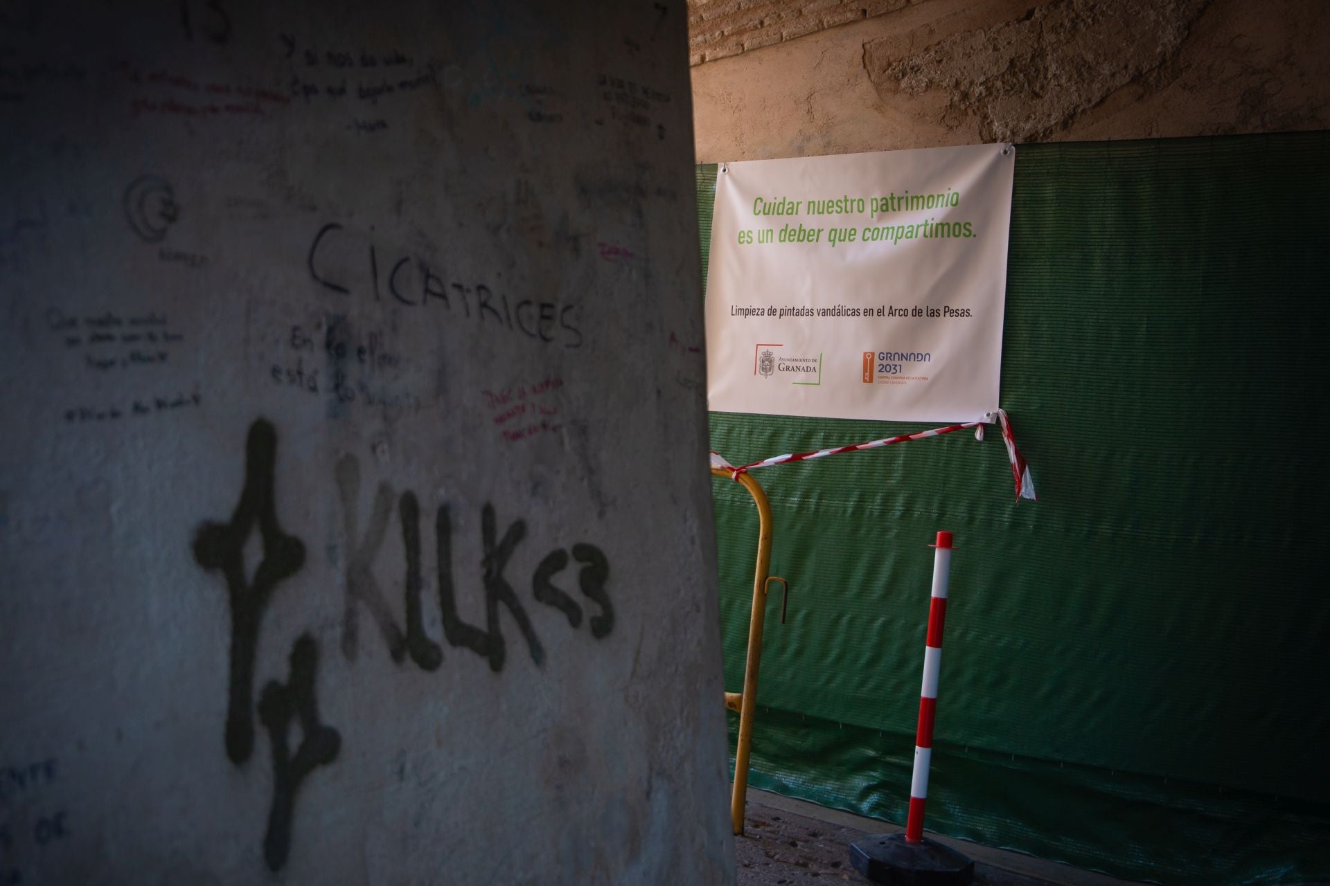 Imagen secundaria 1 - Trabajos de limpieza en el patrimonio | Algunas de las pintadas que afeaban el entorno protegido