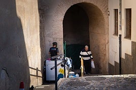 Un operario limpia las pintadas del Arco de las Pesas.