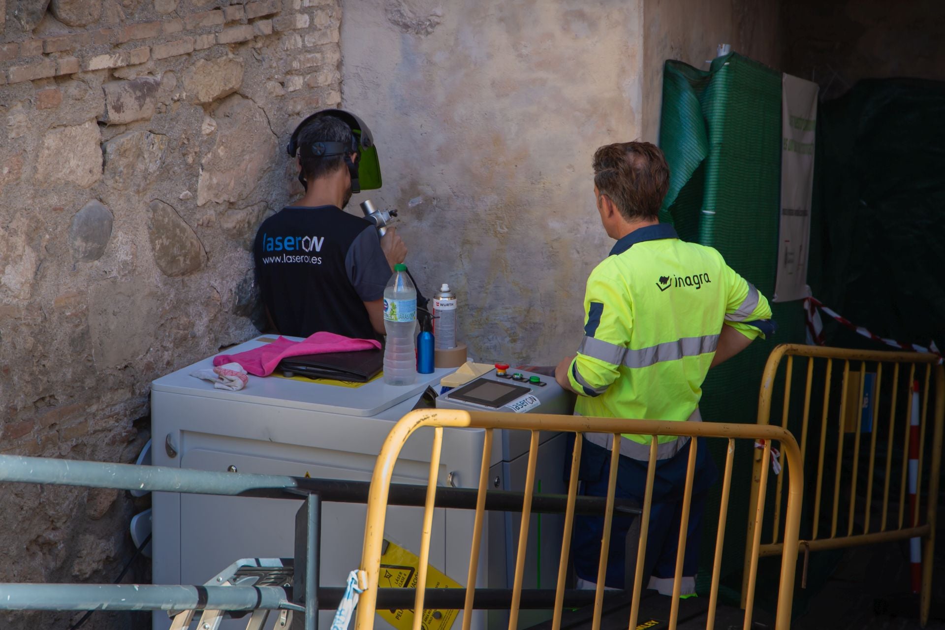 Imagen principal - Trabajos de limpieza en el patrimonio | Algunas de las pintadas que afeaban el entorno protegido