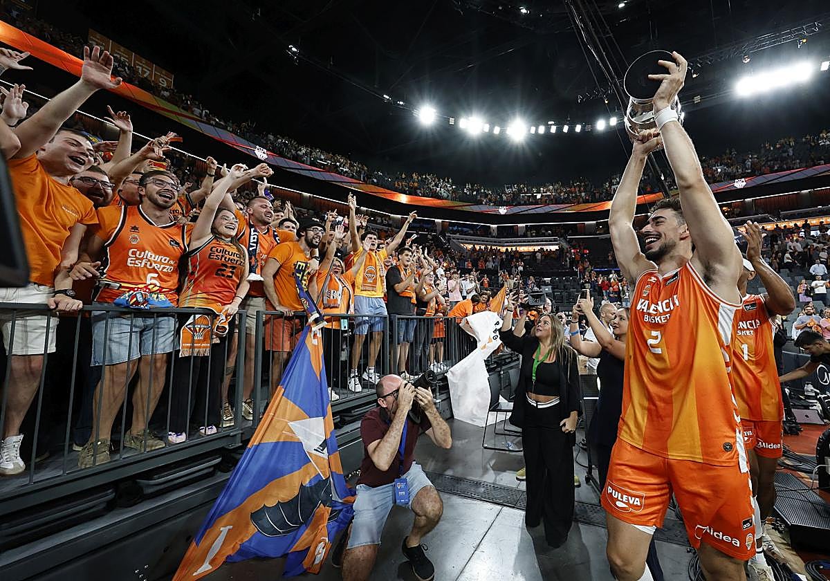 Valencia Basket celebró el título de la Supercopa con un claro triunfo ante el Barça