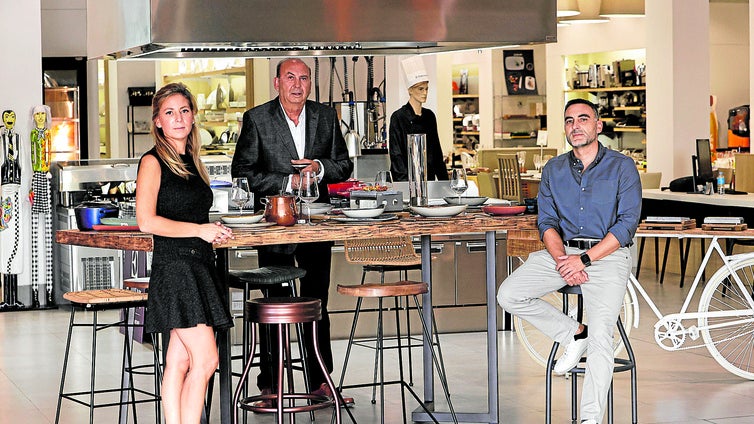 El presidente de la compañía, José Luis Carranza, con sus hijos Paula y Miguel Ángel, la cuarta generación en el negocio familiar.