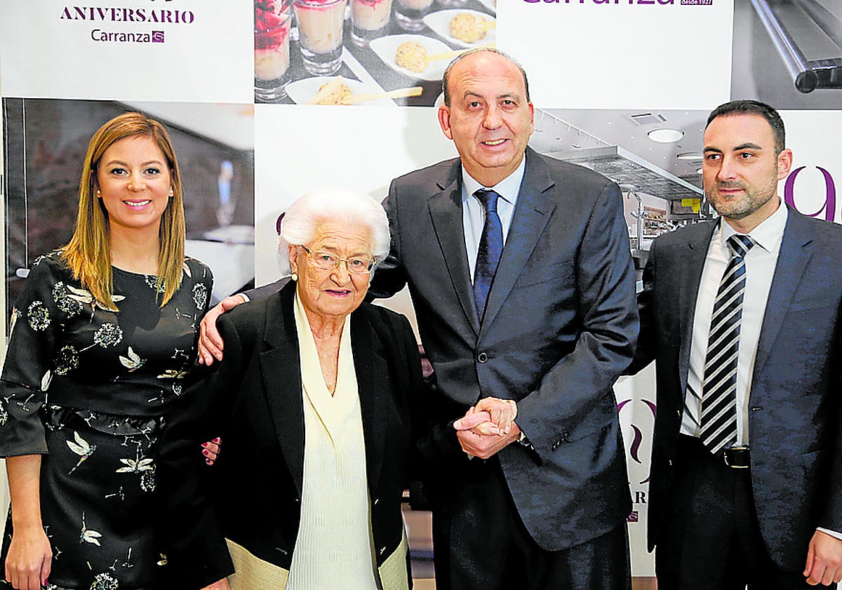 Imagen principal - La empresa de Granada que repartía en un triciclo ahora es líder en equipos para bares y restaurantes