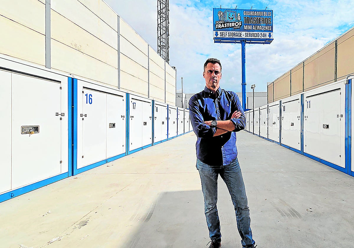 Alejandro Vega rodeado de sus trasteros al aire libre