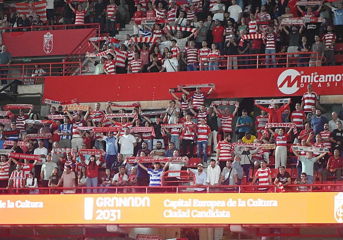 Aficionados del Granada en Los Cármenes.
