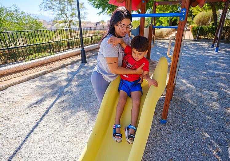 Aarón y su madre en un parque infantil de La Malahá.