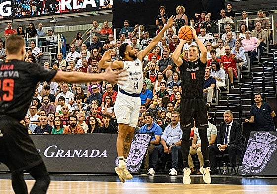 Elias Valtonen, en un lanzamiento durante el partido contra el Joventut.
