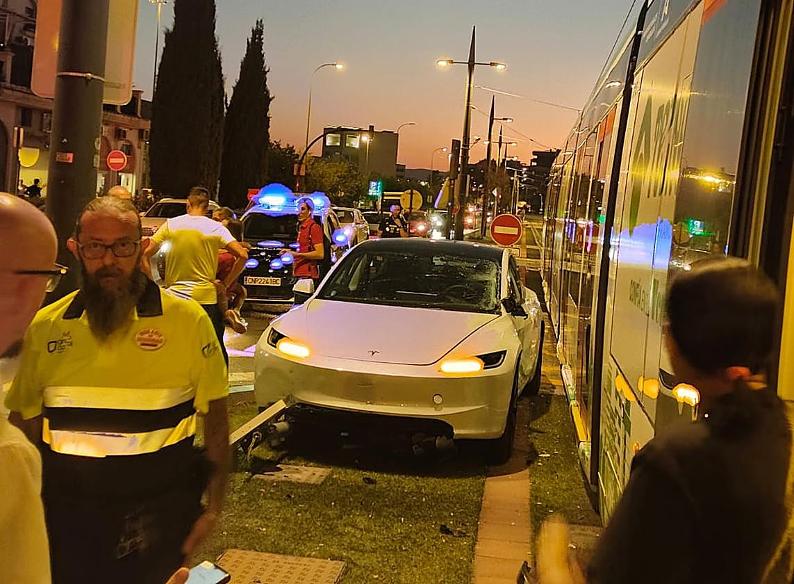 El vehículo que ha colisionado con el metro esta tarde en el Zaidín.