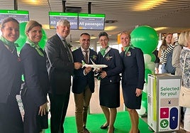 CEO de Transavia con el presidente de la Diputación y miembros de la tripulación, en el estreno del vuelo.