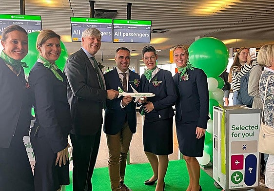 CEO de Transavia con el presidente de la Diputación y miembros de la tripulación, en el estreno del vuelo.
