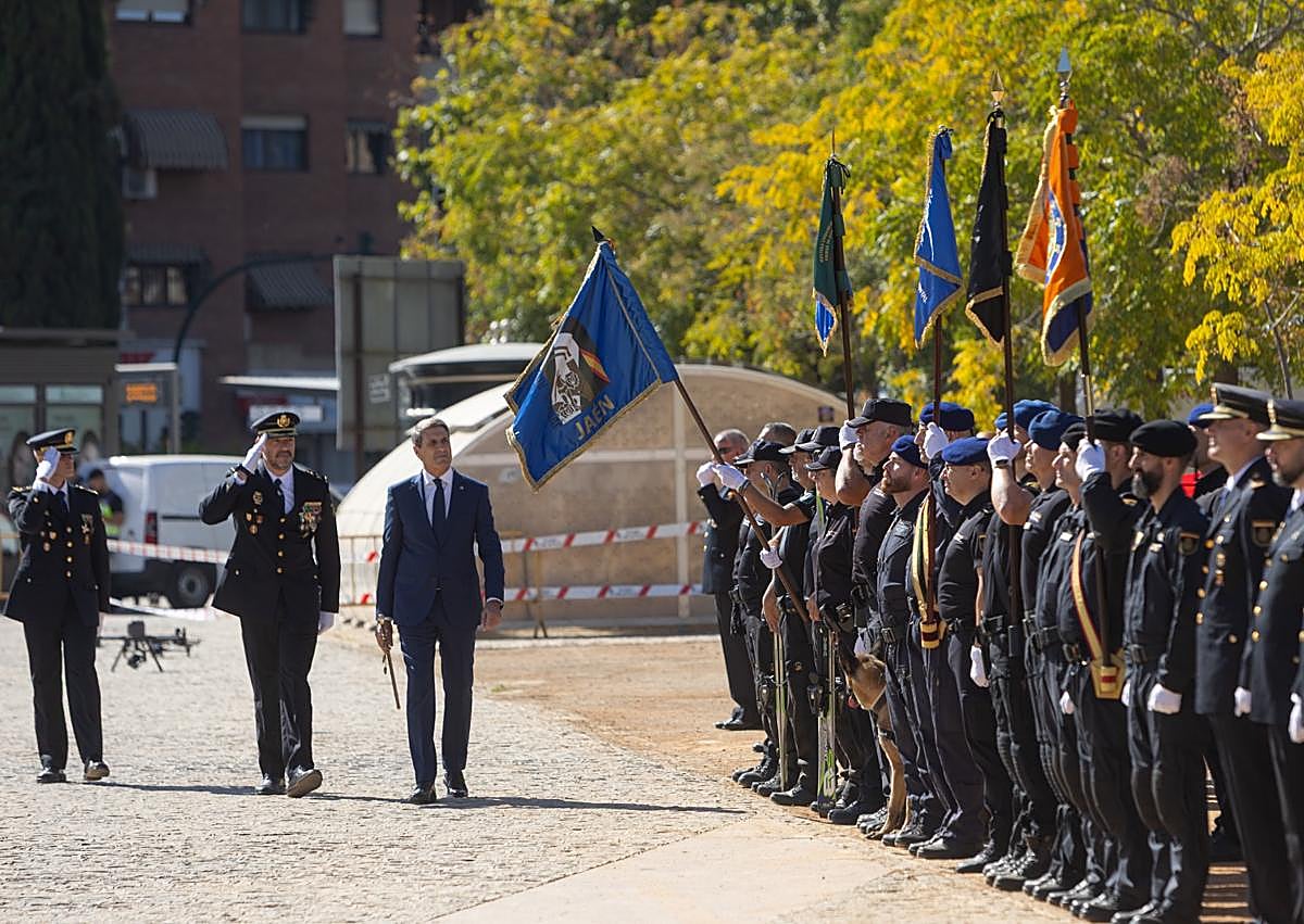 Imagen secundaria 1 - La Policía Nacional celebra su Patrón arropada por los granadinos
