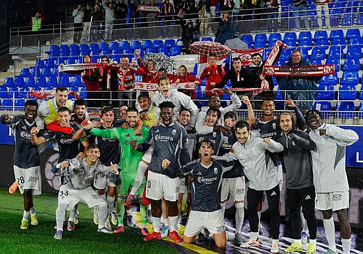 Foto en el césped con aficionados. Hongla está a la derecha, detrás de Gagnidze y Faye.