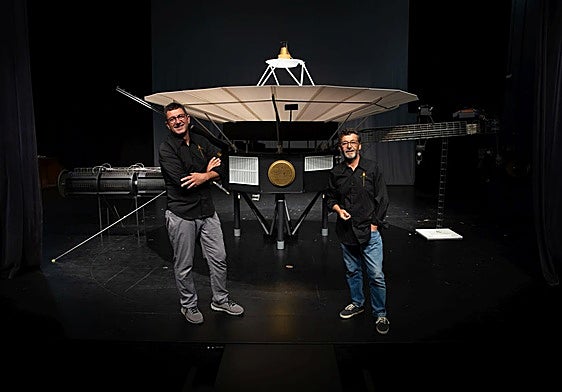 José Salvador y Antonio posan junto a la réplica de la Voyager que se podrá ver durante los meses de octubre y noviembre en el Teatro de Armilla.