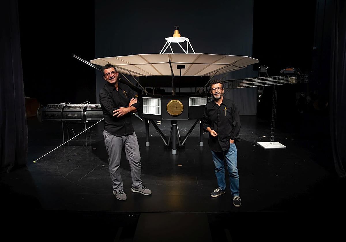 José Salvador y Antonio posan junto a la réplica de la Voyager que se podrá ver durante los meses de octubre y noviembre en el Teatro de Armilla.