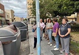 Imagen de vecinos de Regiones junto a un área de contenedores.