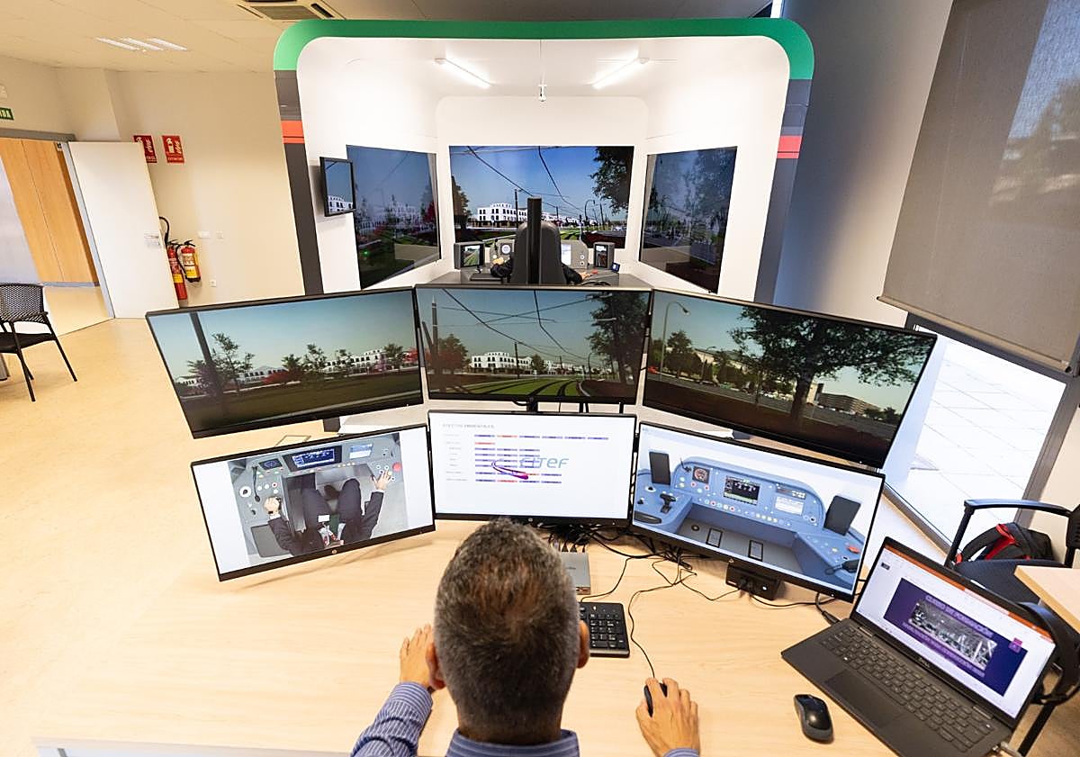 Imagen principal - La consejera de Fomento ha tenido ocasión de probar le simulador