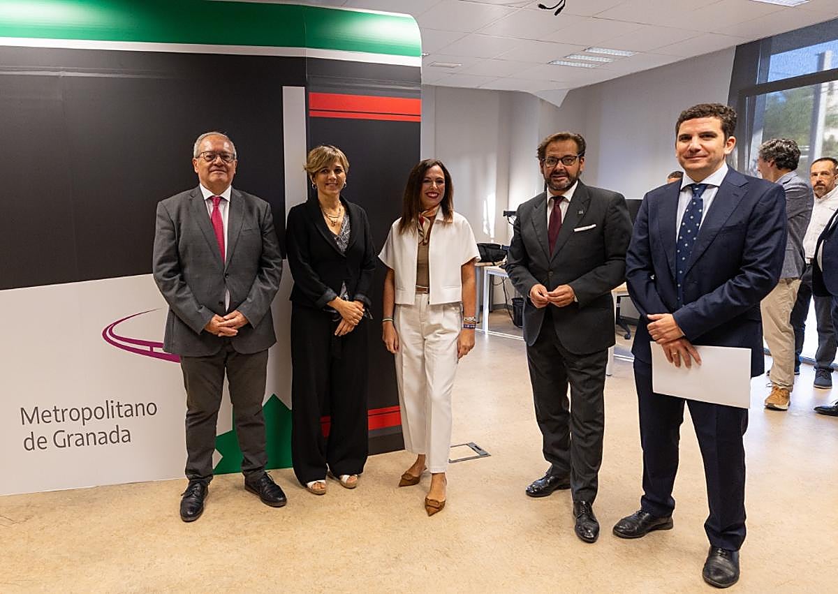 Imagen secundaria 1 - La consejera de Fomento ha tenido ocasión de probar le simulador