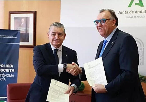 Antonio Sanz y Arturo Bernal se saludan tras la firma del convenio de colaboración para el desarrollo del Grupo Titán.