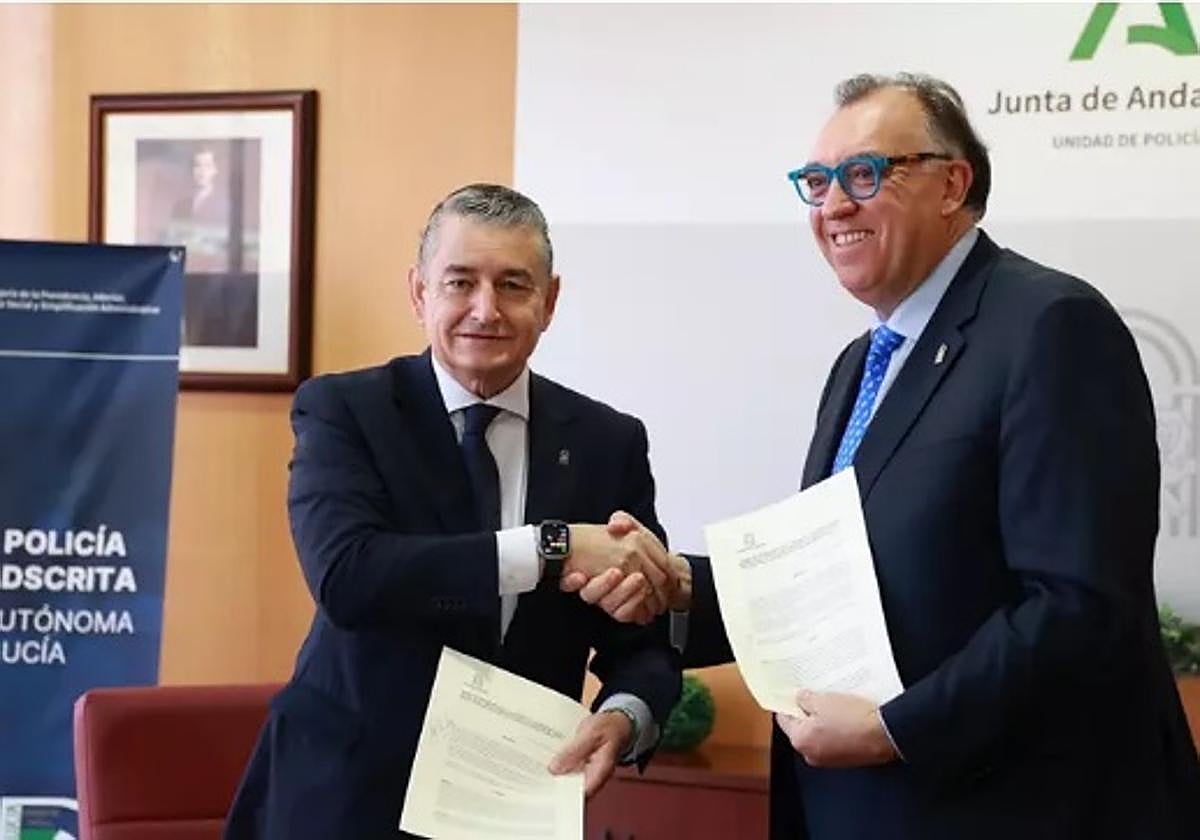 Antonio Sanz y Arturo Bernal se saludan tras la firma del convenio de colaboración para el desarrollo del Grupo Titán.