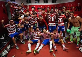 Celebración en el vestuario tras ganar a la Real B, sin Hongla.