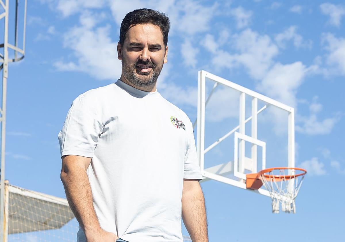 'Zamo' Fernández luce la camiseta que visibiliza la causa en apoyo a su hijo Dani.