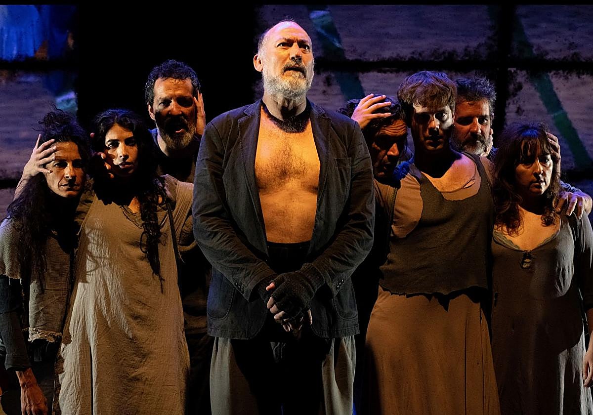 Daniel Albaladejo, en el cenro, con el resto del reparto.