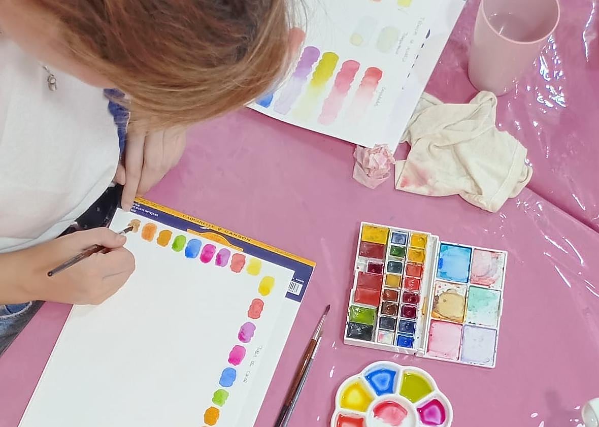 Imagen principal - La tienda granadina que apuesta por los jóvenes diseñadores y talleres artesanales