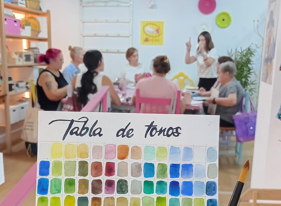 Imagen secundaria 1 - La tienda granadina que apuesta por los jóvenes diseñadores y talleres artesanales