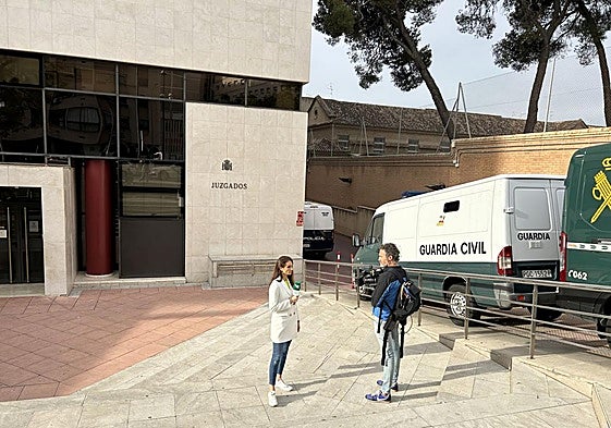 Medios de comunicación a las puertas de los juzgados esta mañana.