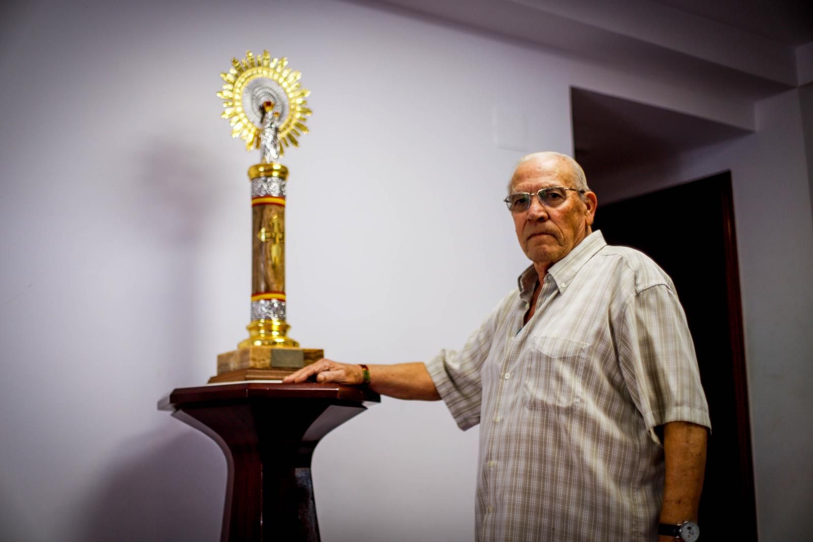 Francisco Corral Moto, que recibirá la cruz con distintivo blanco al mérito de la Guardia Civil, con la Virgen del Pilar que donó al cuartel de Almuñécar.