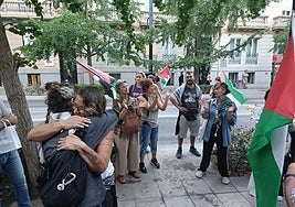 Naé, apodo de Ana Martín, es abrazada por una compañera en el recibimiento organizado en Gran Vía.