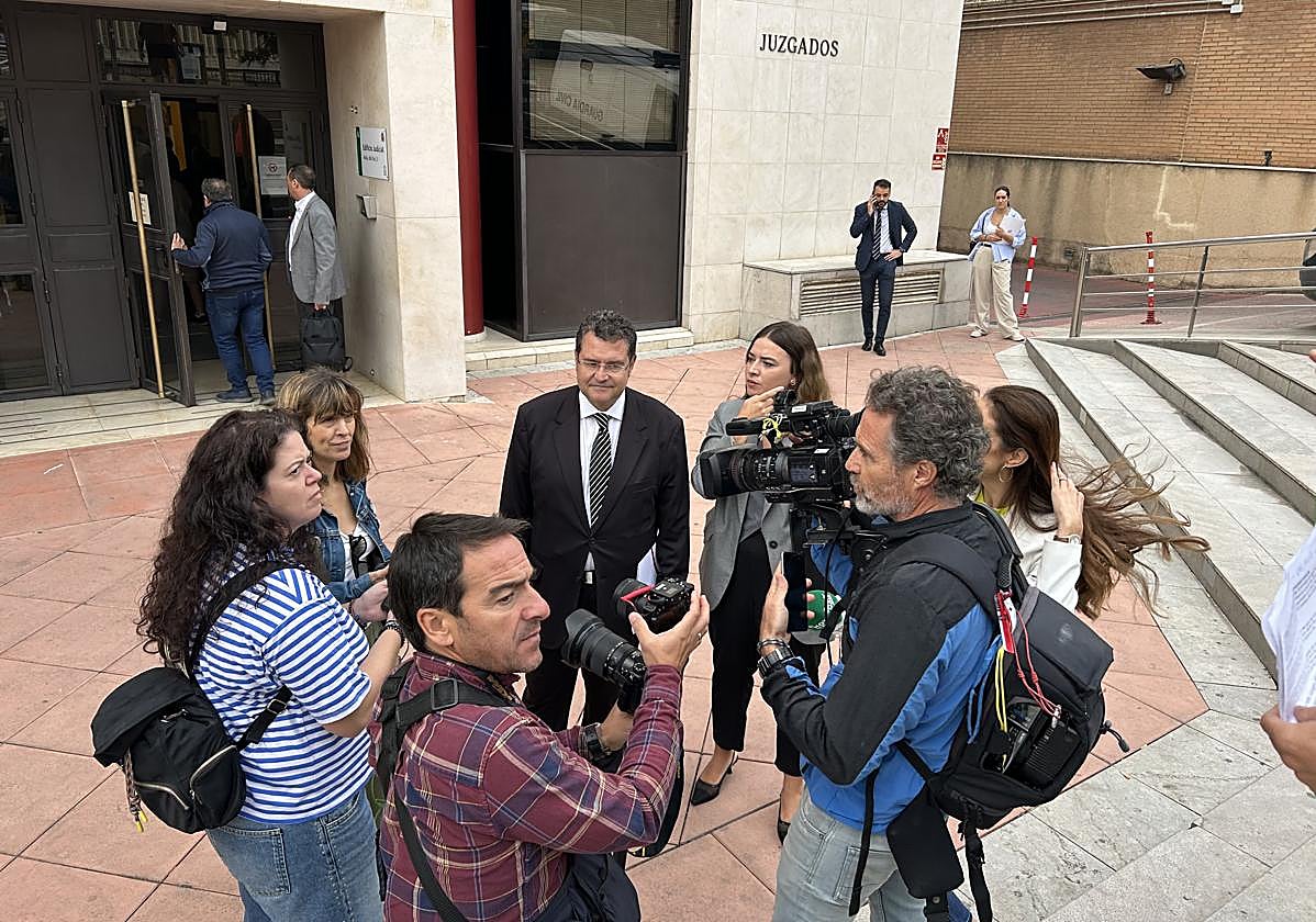 El abogado de Juana Rivas, Carlos Aránguez, ha declarado ante los medios para asegurar que tratará de que se valore en España los presuntos malos tratos
