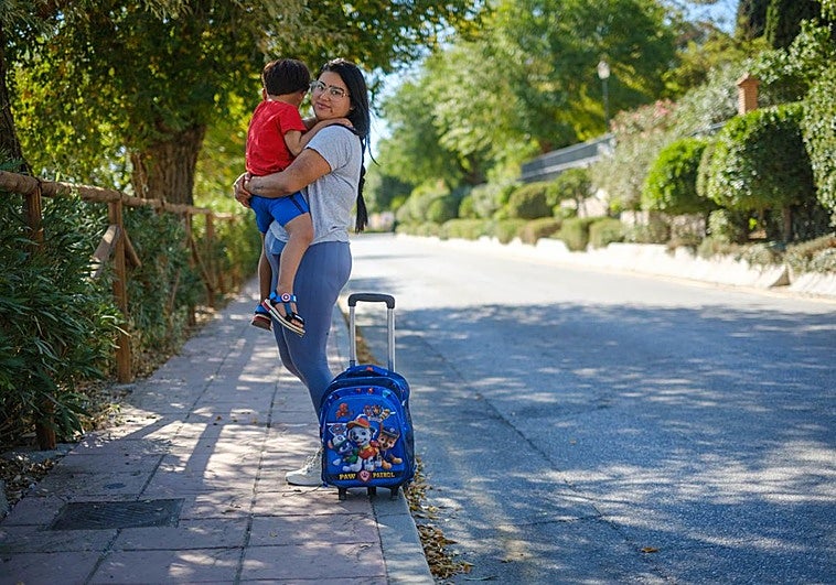 Aarón y su madre, en La Malahá.
