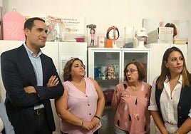 Gema Liébana y Rosa Huete, de Ajicam, junto a responsables del PSOE de Jaén.