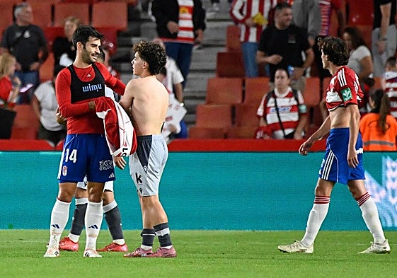 Manu Trigueros intercambia su camiseta con un rival.