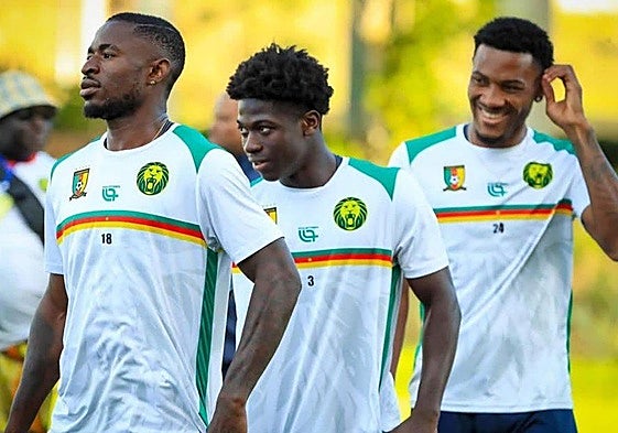 Martin Hongla, a la izquierda, durante un entrenamiento.