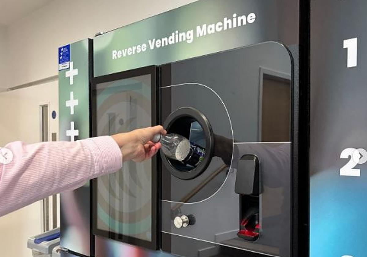 Conoce las máquinas expendedoras que te dan dinero si introduces un recipiente.