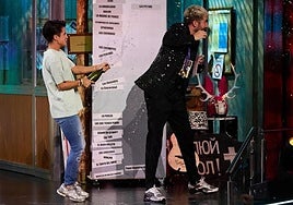 María Pérez baña en champán, o 'Champín', a David Broncano.