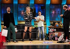 María Pérez junto a Eva Soriano, David Broncano y Aníbal Gómez en el plató de La Revuelta.