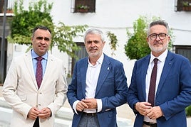 El alcalde orgiveño junto al presidente de la Diputación y el diputados de Fondos Europeos