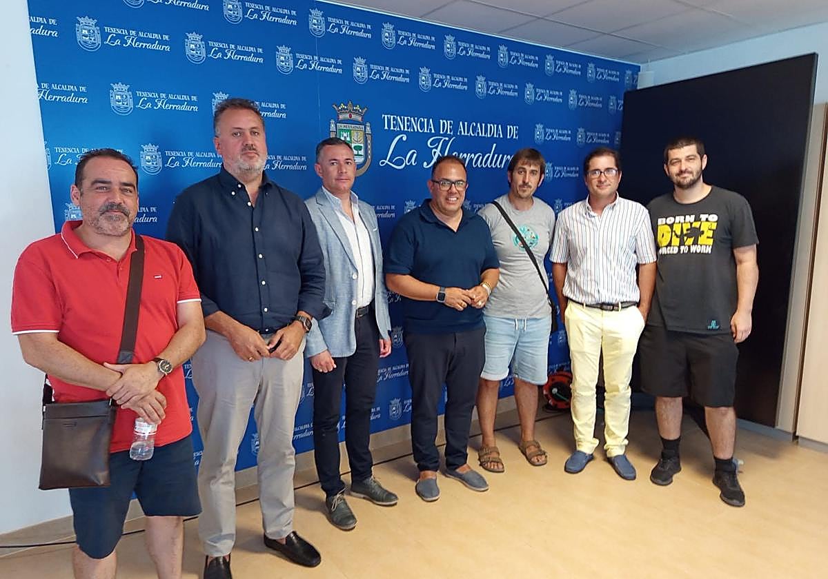 Reunión del pasado julio entre representantes de la Junta, el Ayuntamiento de Almuñécar y los pescadores deportivos.