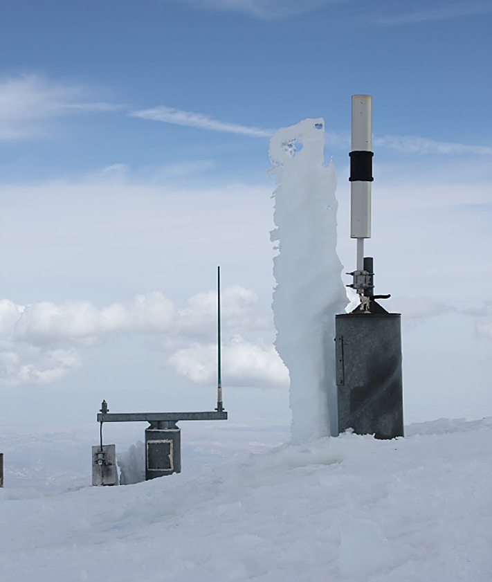 Imagen secundaria 2 - El pico Veleta, interior del laboratorio y asecto de las antenas. 