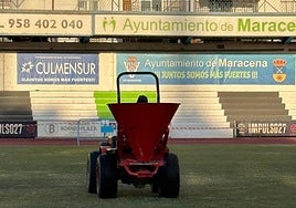 Trabajos de resiembra del césped en la Ciudad Deportiva de Maracena.
