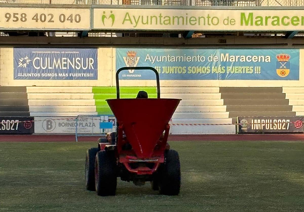 Trabajos de resiembra del césped en la Ciudad Deportiva de Maracena.