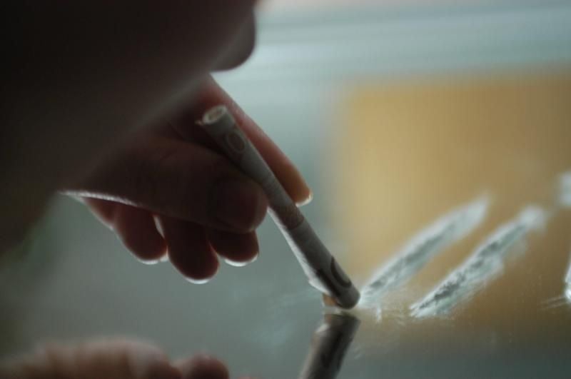 Una persona esnifa cocaína.