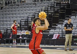 Luca Medal, uno de los cuatro jugadores del filial que entrena con el primer equipo del Covirán.