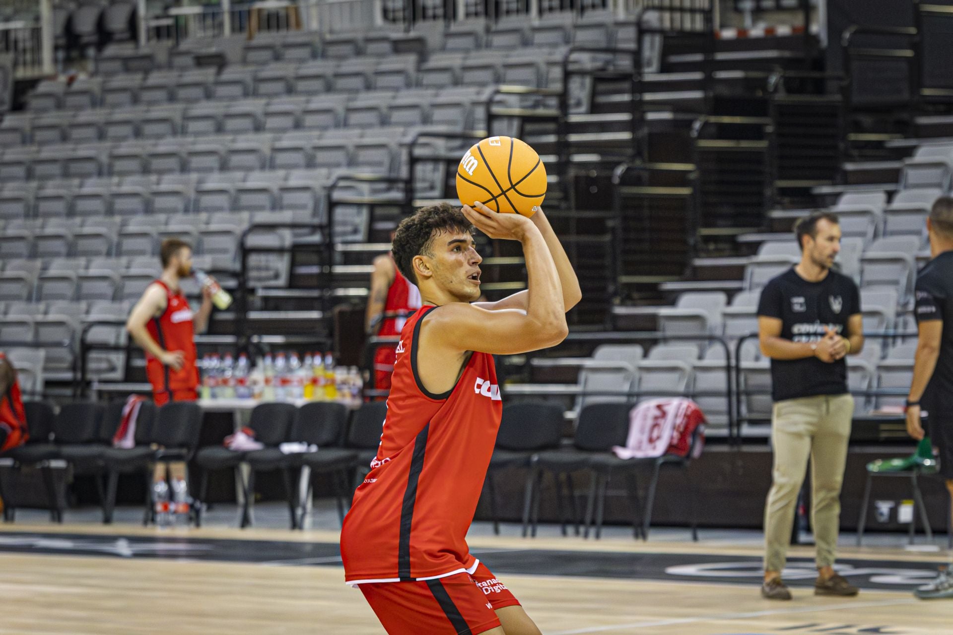 Luca Medal, uno de los cuatro jugadores del filial que entrena con el primer equipo del Covirán.