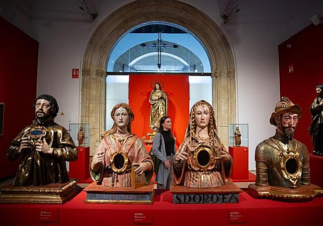 Visitante observa las esculturas del primer apartado de Pluriversal, presidida por la Inmaculada de Martínez Montañés.