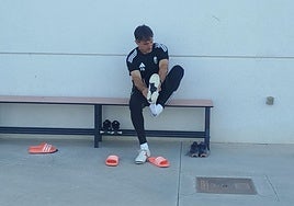 Pacheta se calza las botas antes del entrenamiento de este jueves.